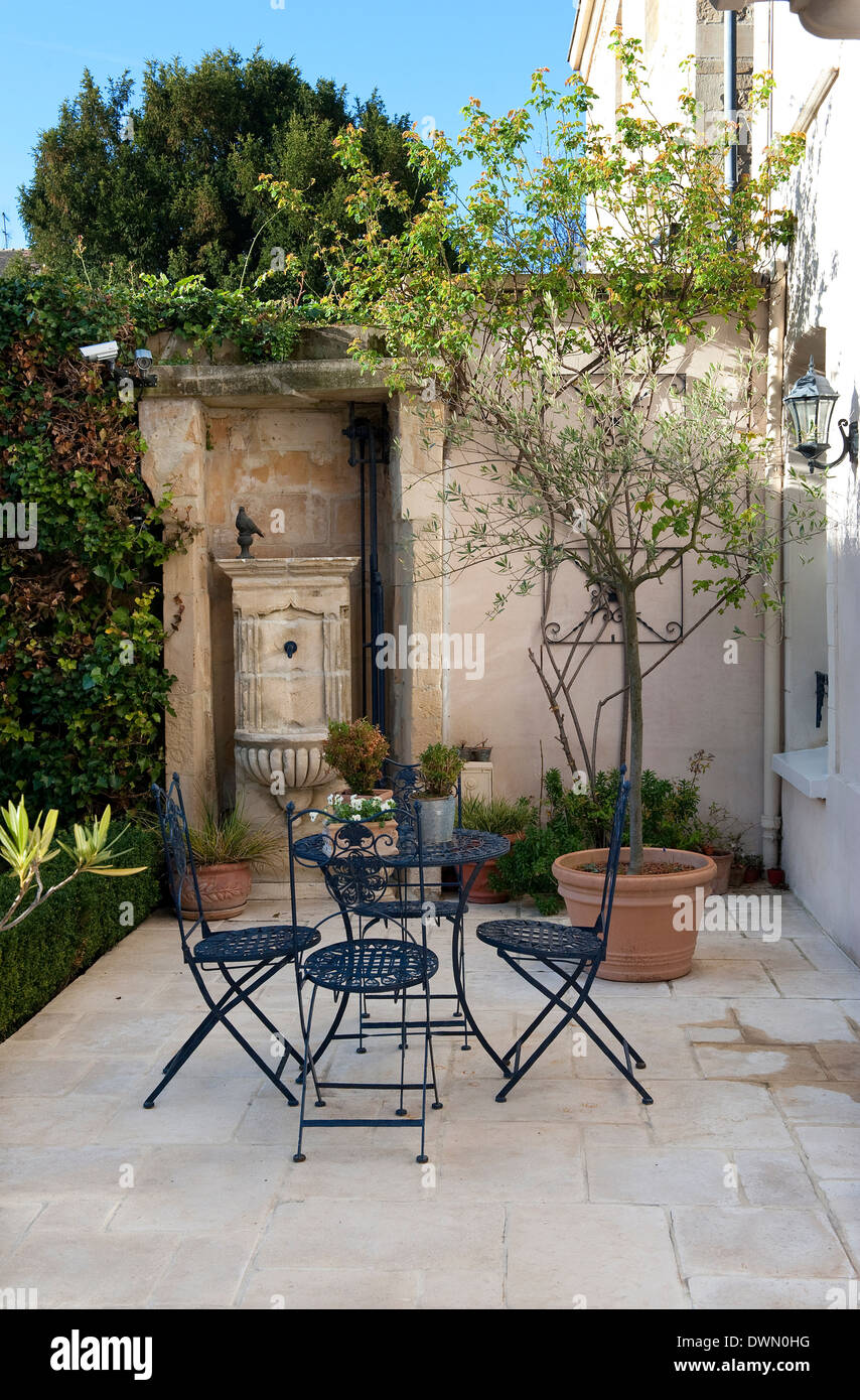 Giardino in stile patio, Caen, Normandia, Francia Foto Stock