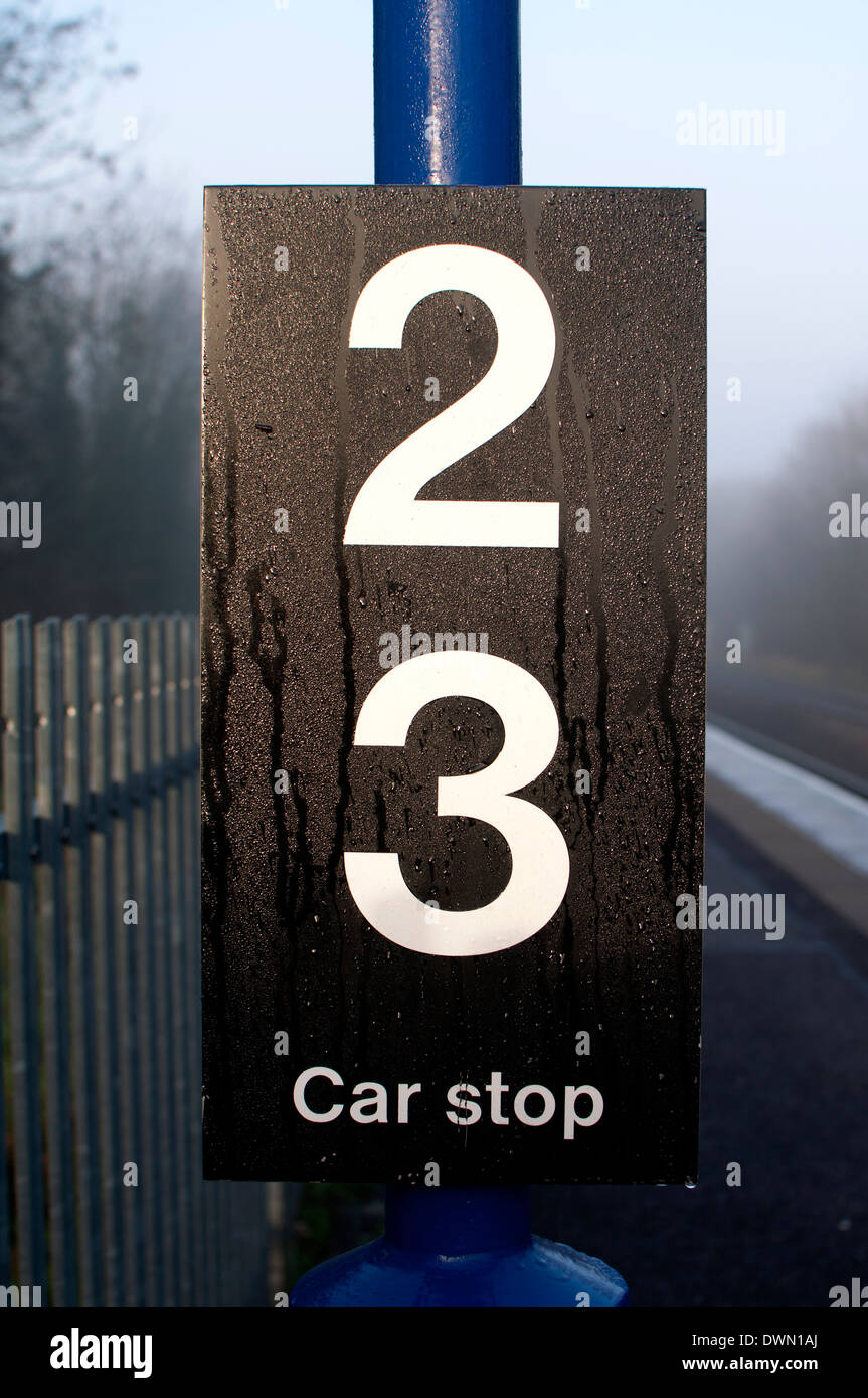 Firmare con la rugiada su a Warwick stazione ferroviaria, Warwickshire, Regno Unito Foto Stock