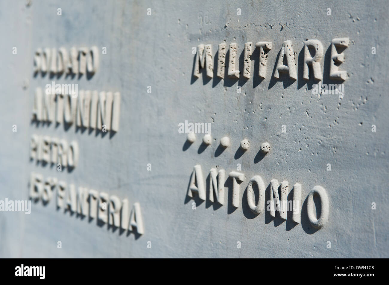 Fogliano Redipuglia, Italia- 9 Marzo 2014: nomi di identificati e sconosciuto soldati caduti durante la prima guerra mondiale a Redipuglia Memoriale di guerra Foto Stock