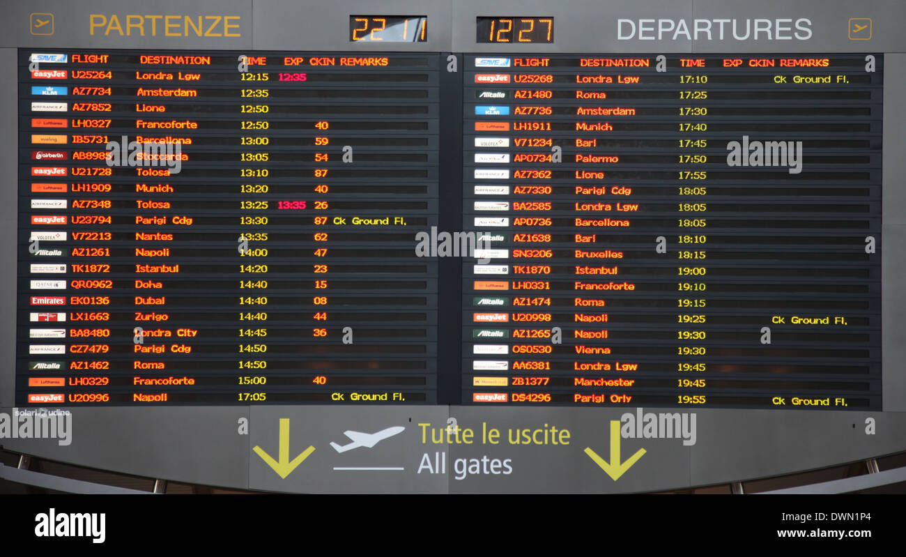 Scheda di volo in aeroporto di Venezia, il 22 novembre 2012 a Venezia, Italia Foto Stock