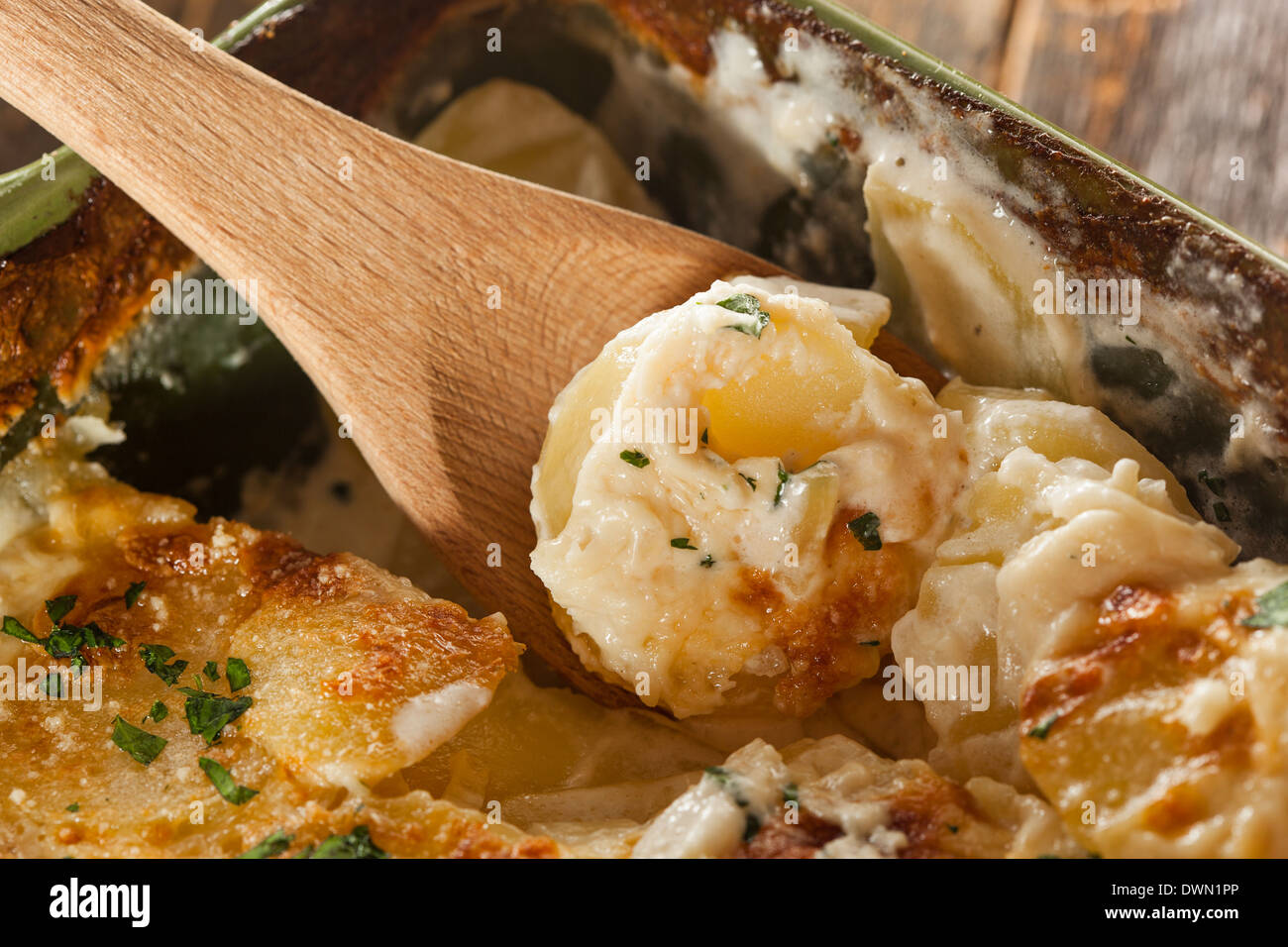 In casa Cheesey festone di patate con fiocchi di prezzemolo Foto Stock