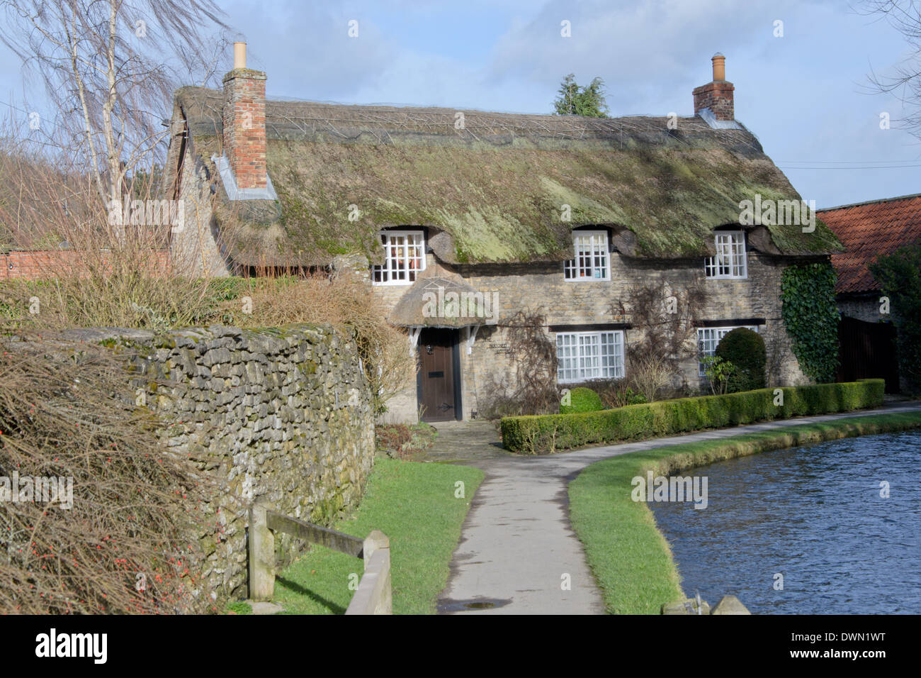 Tipica tradizionale inglese river cottage con tetto in paglia. Thornton Le Dale North Yorkshire Regno Unito Foto Stock