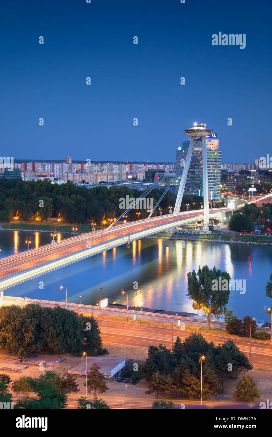 Vista del nuovo ponte sul fiume Danubio al tramonto, Bratislava, Slovacchia, Europa Foto Stock