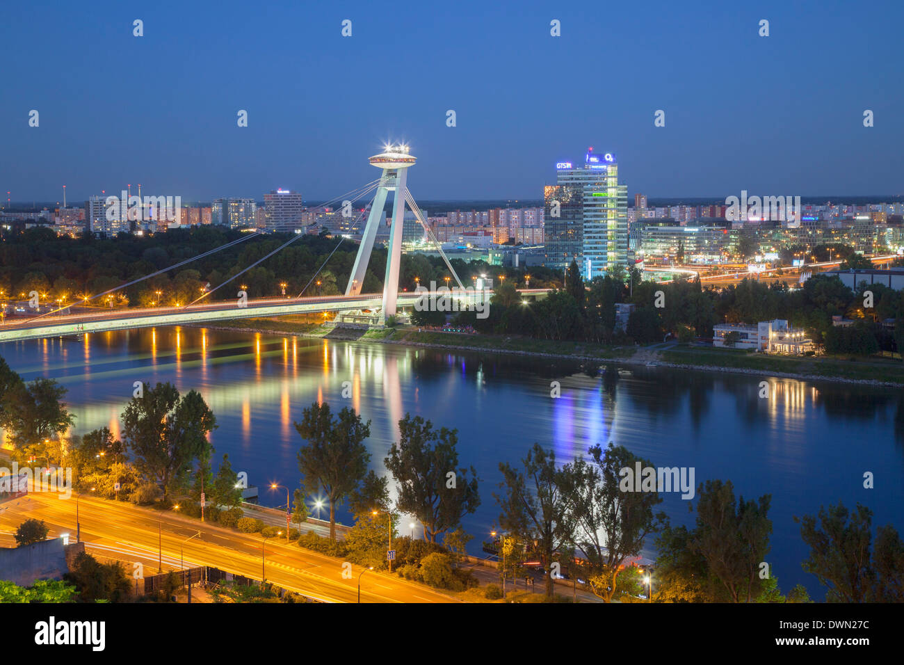 Vista del nuovo ponte sul fiume Danubio al tramonto, Bratislava, Slovacchia, Europa Foto Stock
