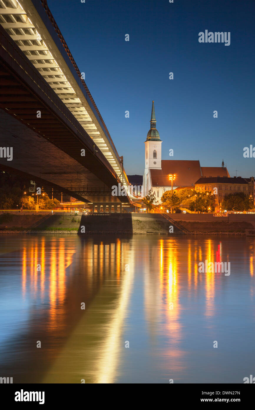San Martin's Cathedral e il nuovo ponte sul fiume Danubio al tramonto, Bratislava, Slovacchia, Europa Foto Stock