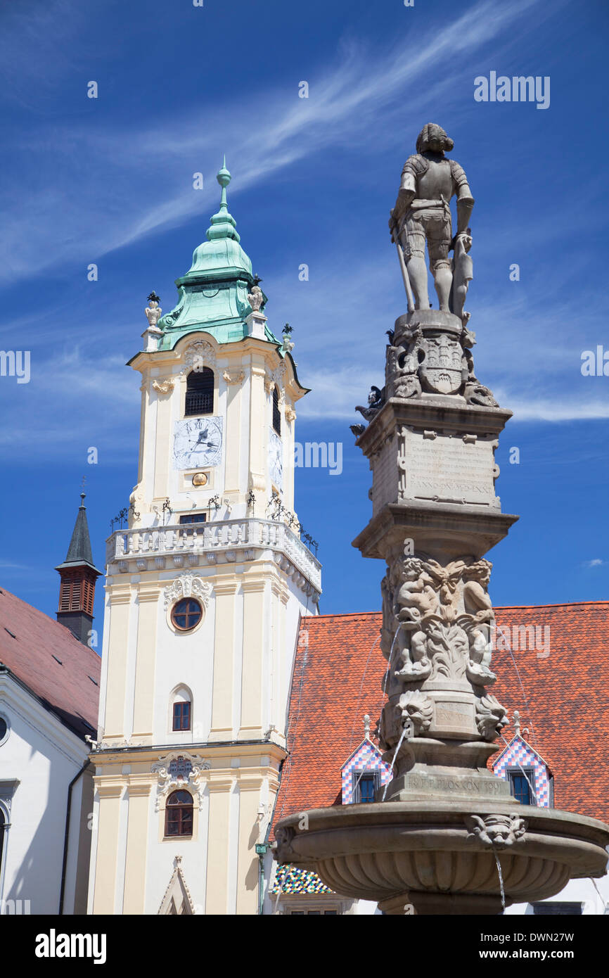 Il vecchio Municipio e Roland's Fontana in Hlavne Nam (Piazza Principale), Bratislava, Slovacchia, Europa Foto Stock