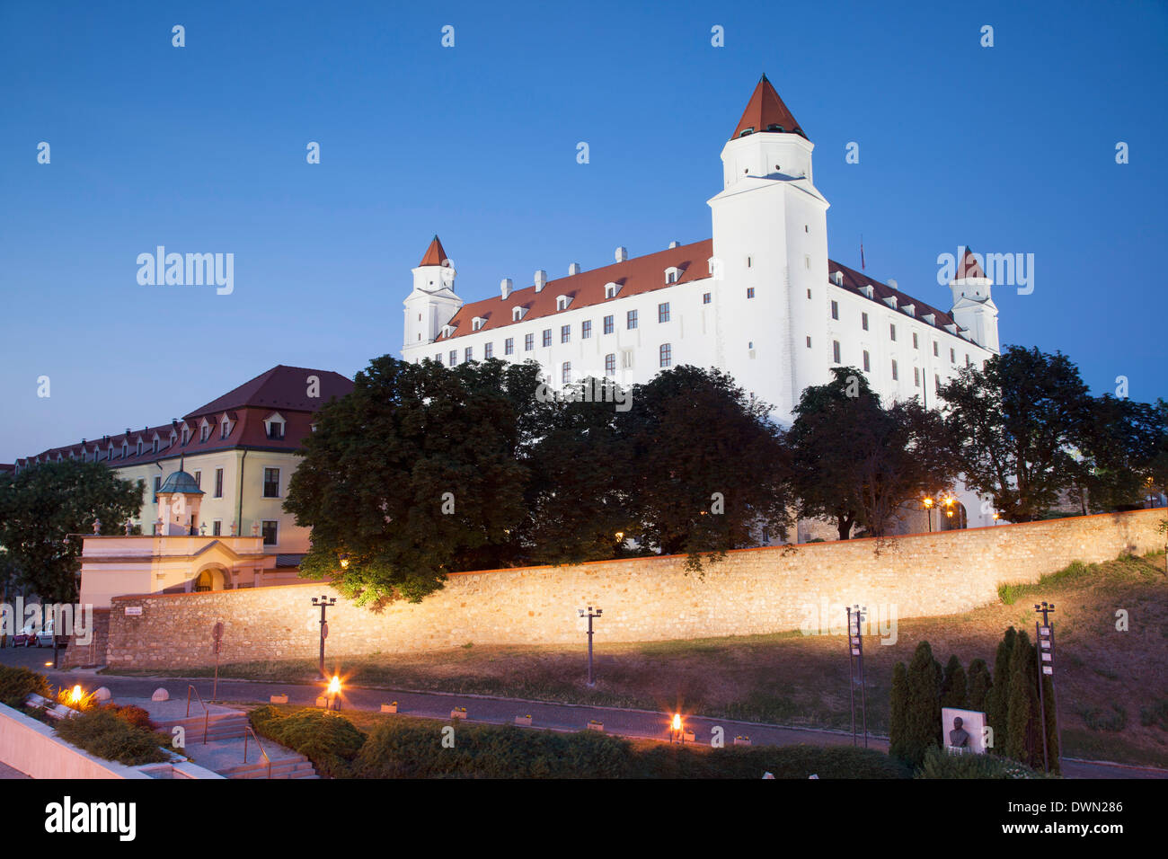Il castello di Bratislava al crepuscolo, Bratislava, Slovacchia, Europa Foto Stock