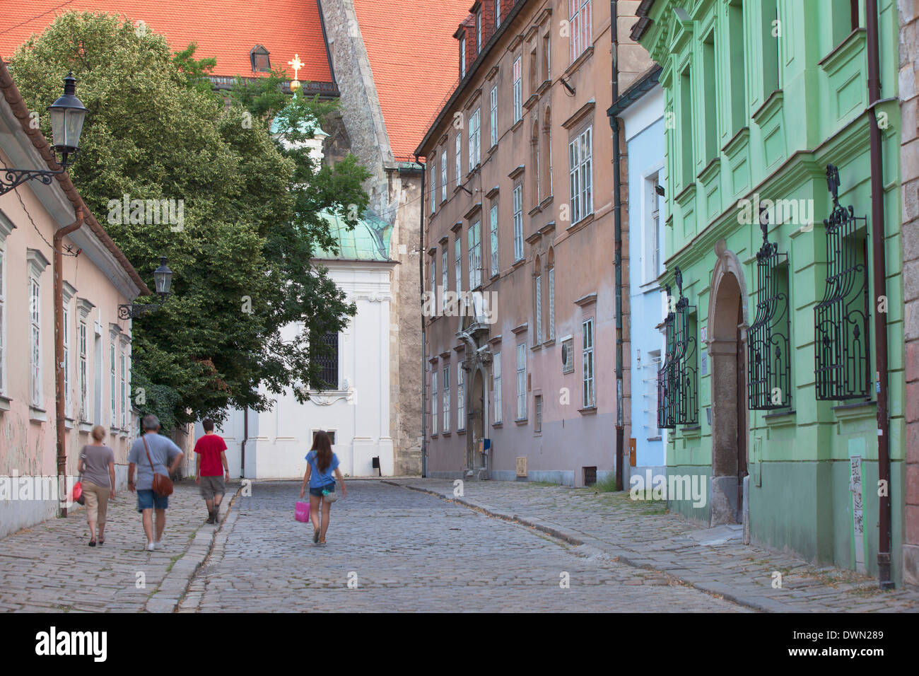 La gente camminare lungo Kapitulska Street nella città vecchia, Bratislava, Slovacchia, Europa Foto Stock