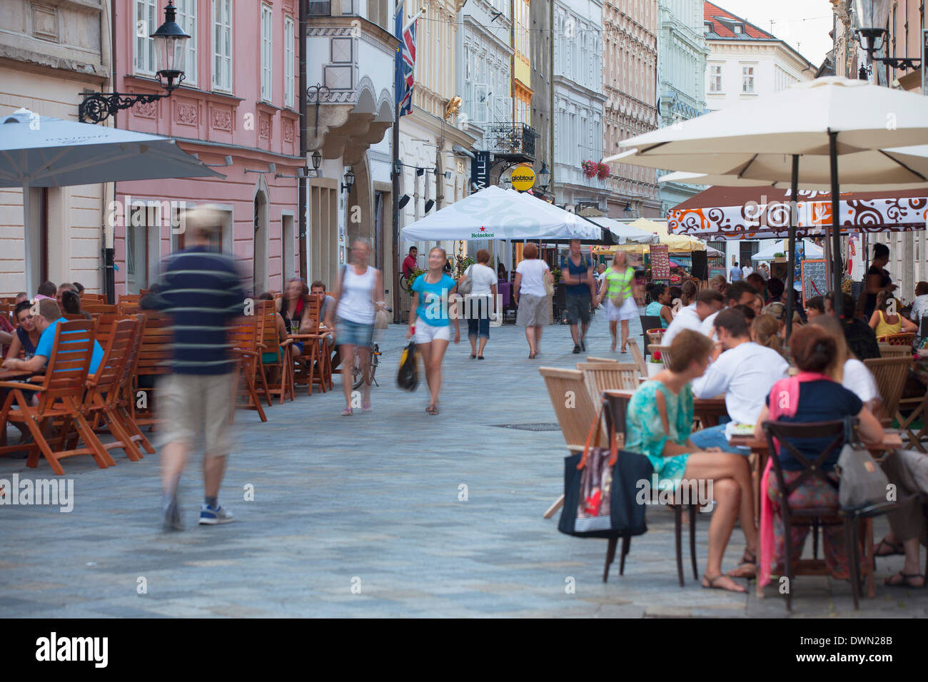 Caffè all'aperto nella Città Vecchia, Bratislava, Slovacchia, Europa Foto Stock
