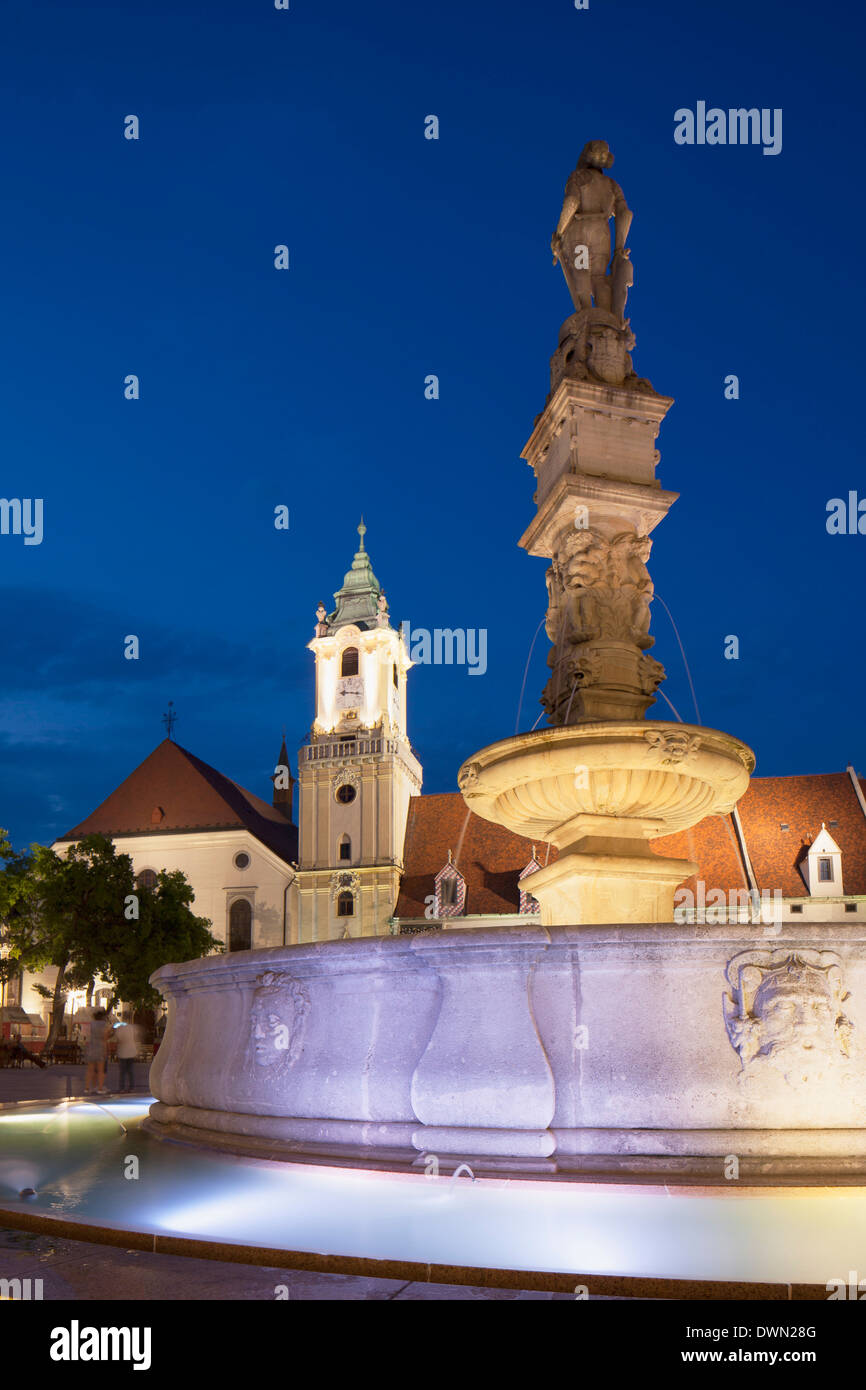 Il vecchio Municipio e Roland's Fontana in Hlavne Nam (piazza principale) al tramonto, Bratislava, Slovacchia, Europa Foto Stock