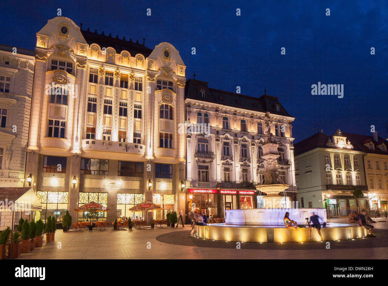 Hlavne Nam (piazza principale) al tramonto, Bratislava, Slovacchia, Europa Foto Stock