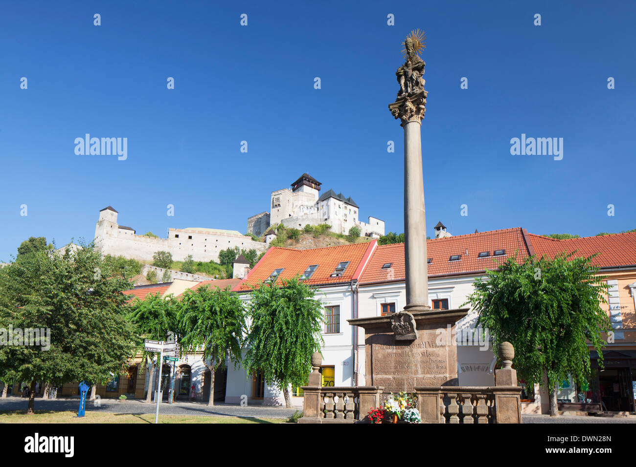 Monumento in Piazza Mierove e Castello di Trencin, Trencin, Regione di Trencin, Slovacchia, Europa Foto Stock