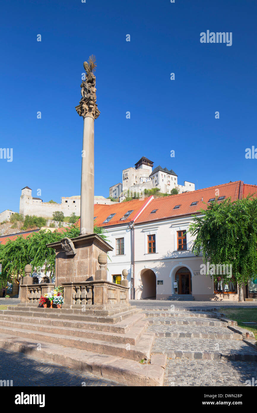 Monumento in Piazza Mierove e Castello di Trencin, Trencin, Regione di Trencin, Slovacchia, Europa Foto Stock
