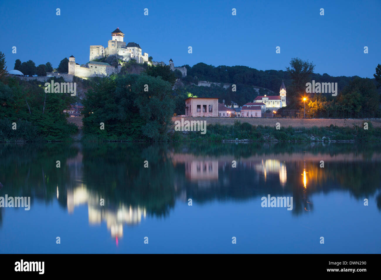 Castello di Trencin al crepuscolo, Trencin, Regione di Trencin, Slovacchia, Europa Foto Stock