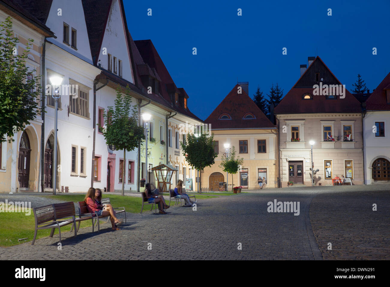 Piazza Radnicne al crepuscolo, Bardejov, Sito Patrimonio Mondiale dell'UNESCO, la regione di Presov, Slovacchia, Europa Foto Stock