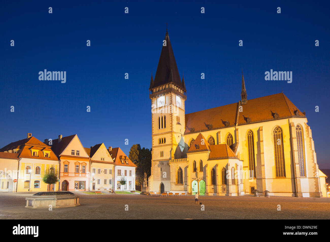 Basilica di San Egidio in Piazza Radnicne al crepuscolo, Bardejov, Sito Patrimonio Mondiale dell'UNESCO, la regione di Presov, Slovacchia, Europa Foto Stock