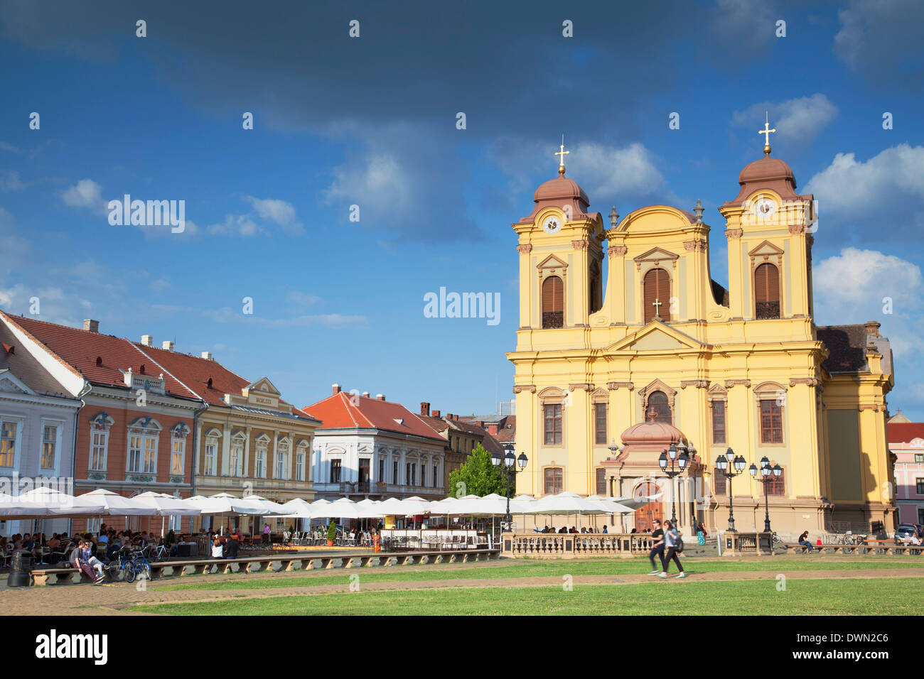 Cattedrale cattolica romana e caffè all'aperto in Piata Unirii, Timisoara, Banato, Romania, Europa Foto Stock
