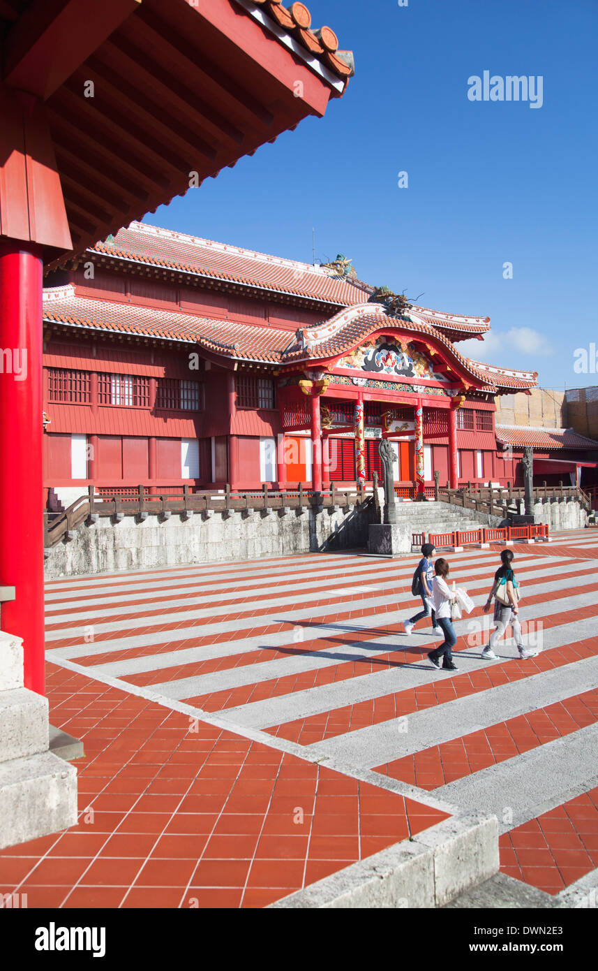 I turisti presso il Castello di Shuri, Sito Patrimonio Mondiale dell'UNESCO, Naha, Okinawa, in Giappone, Asia Foto Stock