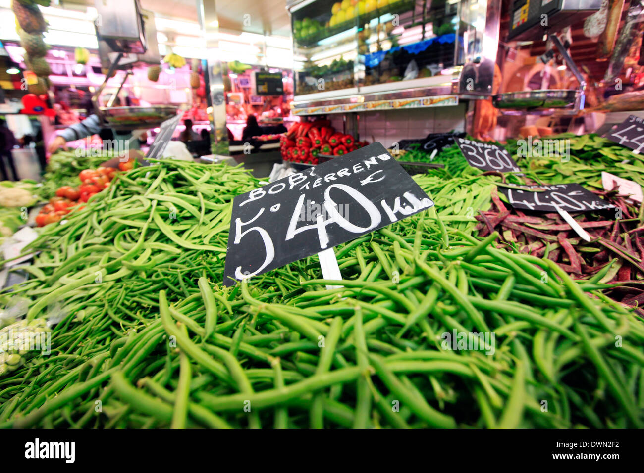 Verdure in vendita presso il mercato coperto nella zona centrale di Valencia, Spagna, Europa Foto Stock