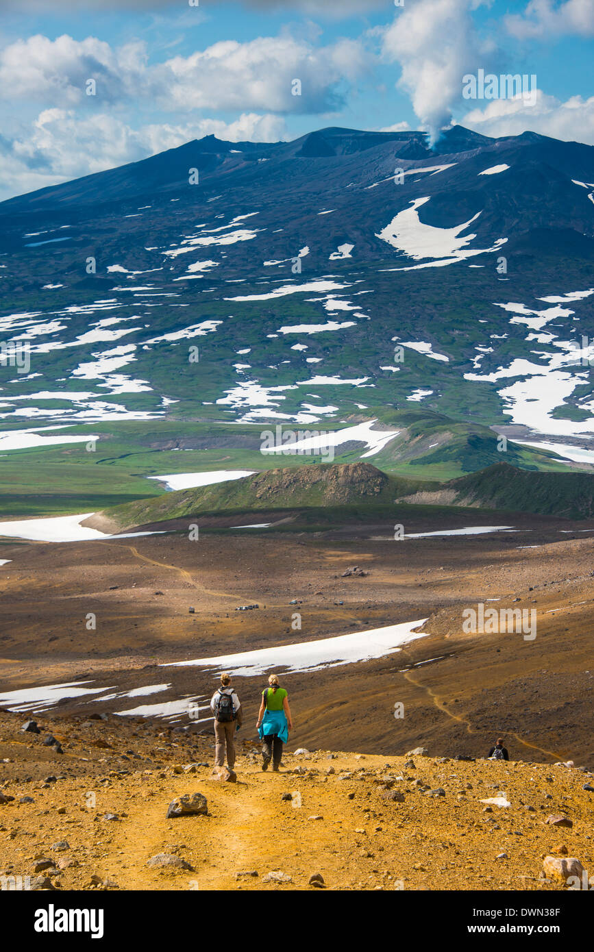 I turisti escursioni per il fumo del vulcano Gorely, Kamchatka, Russia, Eurasia Foto Stock