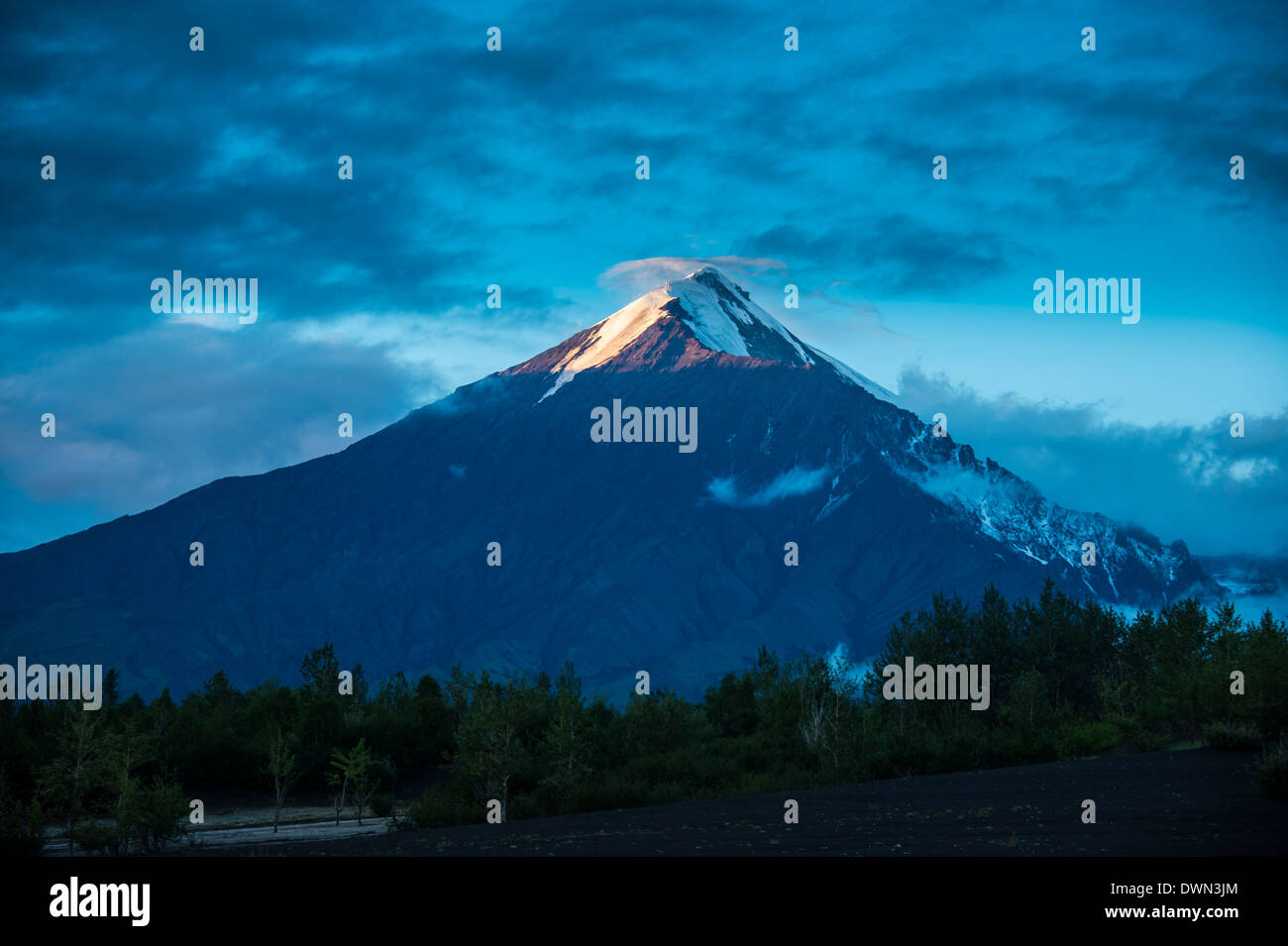 Vulcano Tolbachik al tramonto, Kamchatka, Russia, Eurasia Foto Stock