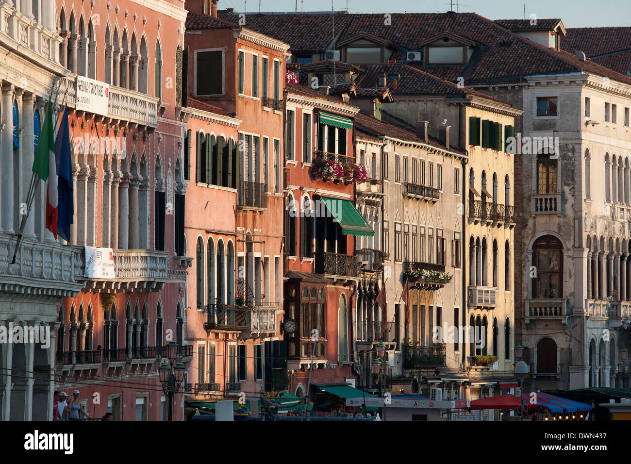 Venezia - facciata di case a Canal Grande vicino al Ponte di Rialto Foto Stock
