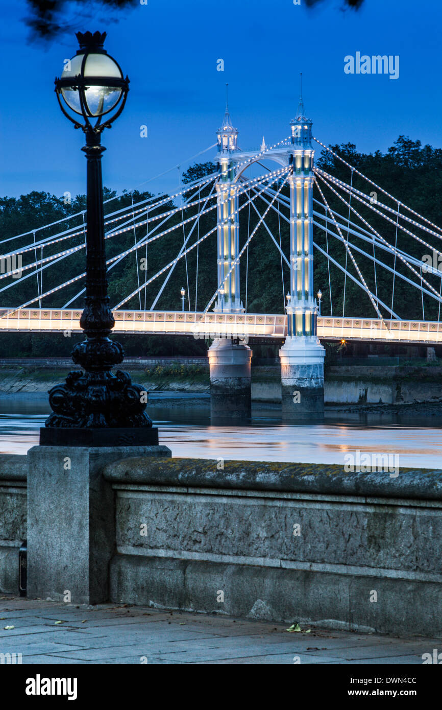 Albert Bridge, visto di notte dal Chelsea Embankment, attraversa il fiume Tamigi di Battersea a Londra REGNO UNITO Foto Stock