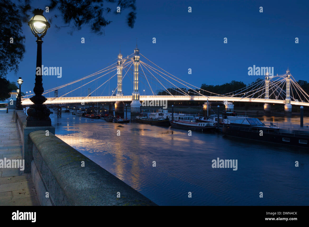 Albert Bridge, visto di notte dal Chelsea Embankment, attraversa il fiume Tamigi di Battersea a Londra REGNO UNITO Foto Stock