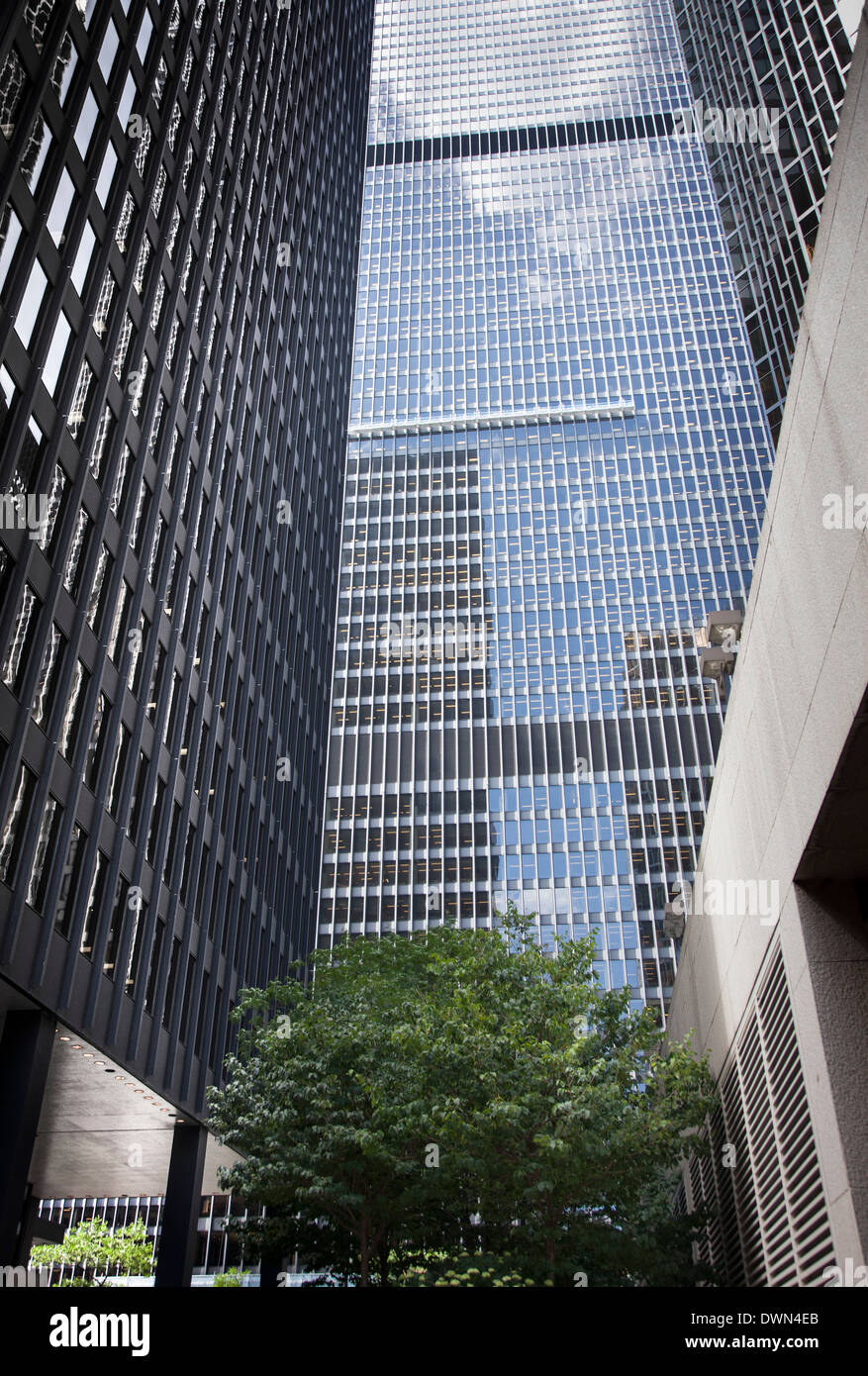 Cerca tra gli alti edifici della Royal Bank Plaza per il dominio Center, il quartiere degli affari e al centro di Toronto. Foto Stock