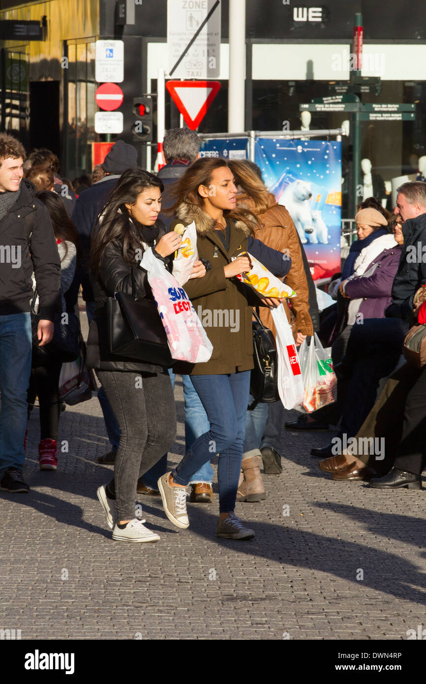 Donne ragazze Ragazza donna mangiare shopping street Foto Stock