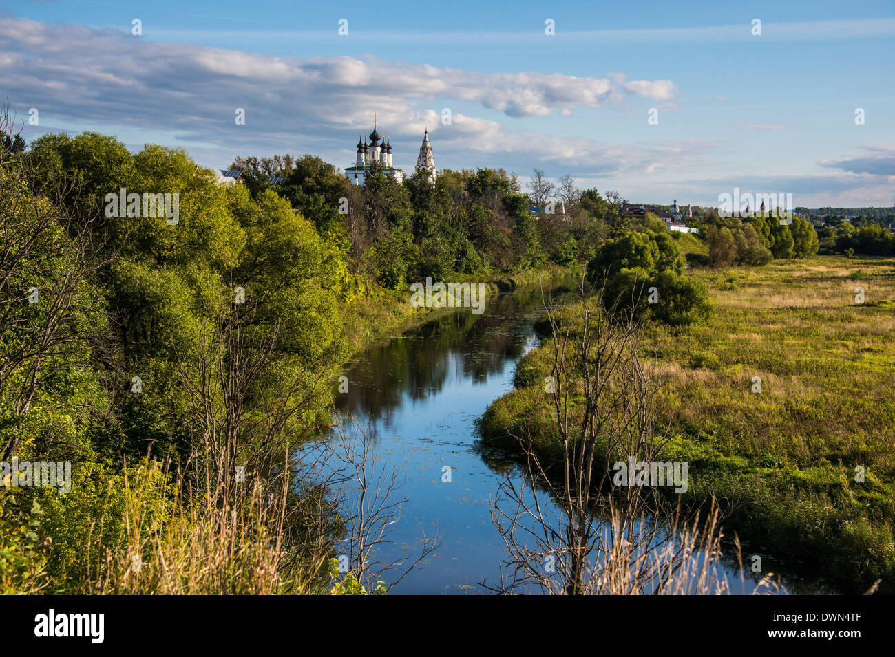 Il fiume Kamenka che fluisce attraverso di Suzdal, Golden Ring, Russia, Europa Foto Stock