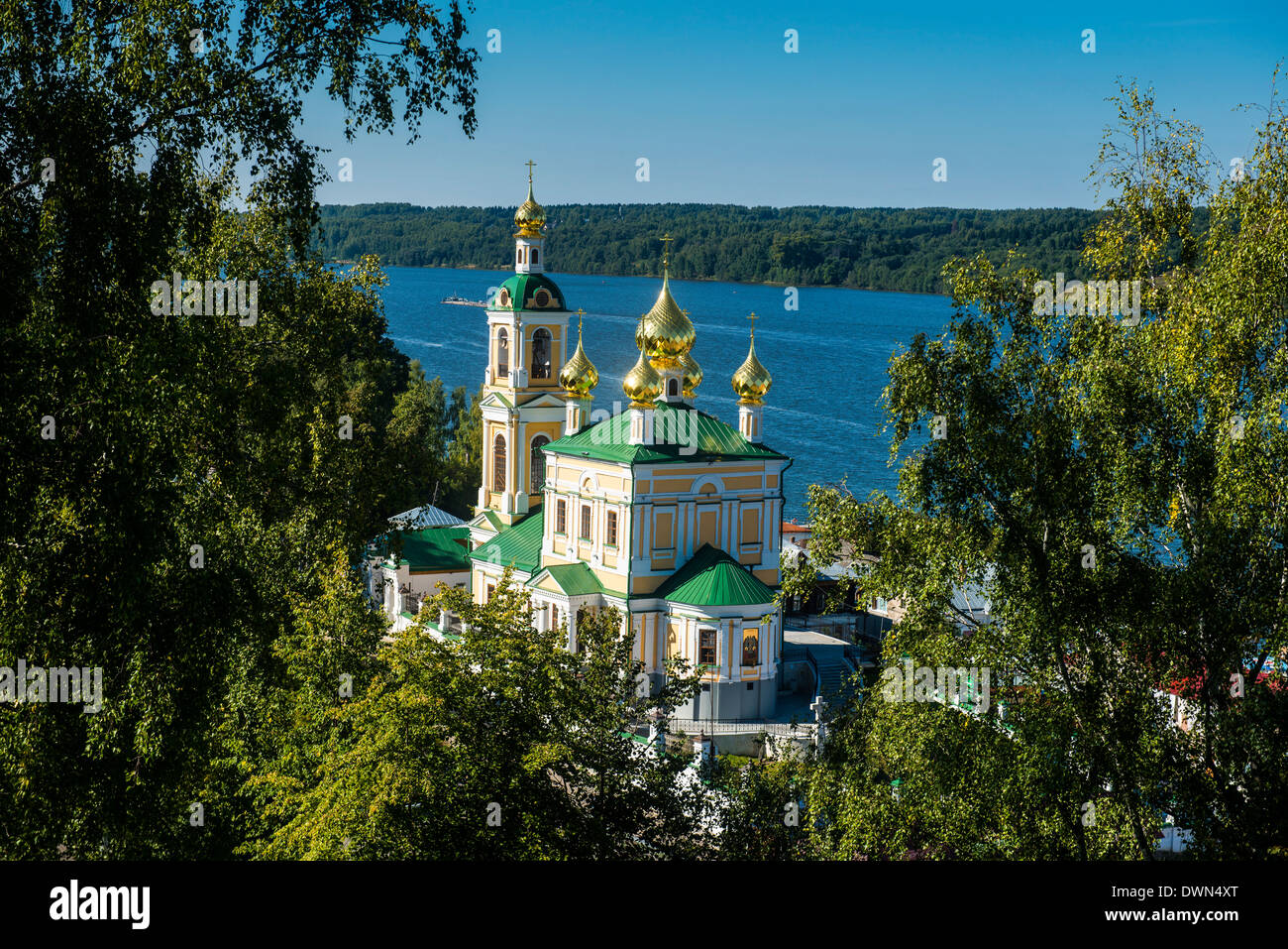 Vista su una chiesa ortodossa e del fiume Volga, Plyos, Golden Ring, Russia, Europa Foto Stock