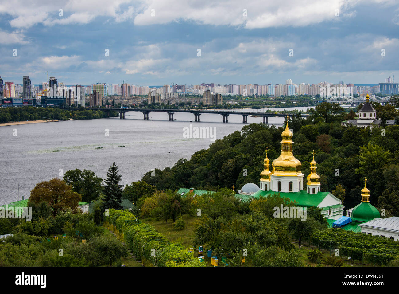 Vista sulla città, il Kiev-Pechersk Lavra e fiume Dnieper, Kiev (Kiev), in Ucraina, in Europa Foto Stock