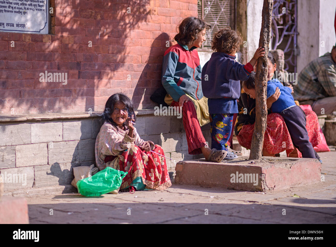 Mendicante per le strade di Kathmandu su Bhaktapur Durbar Square Foto Stock