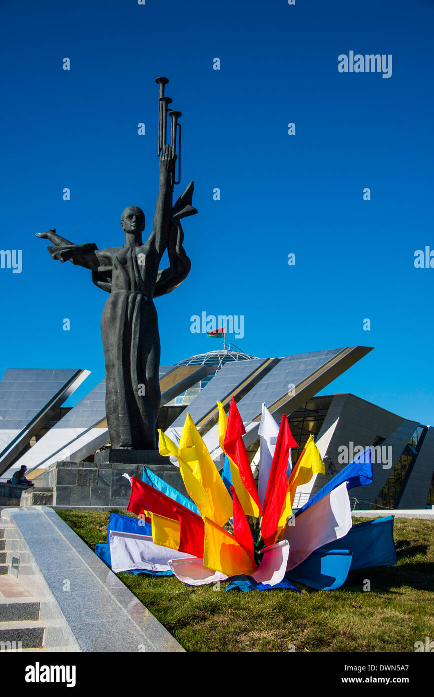 Hero statua sulla città eroe obelisco, Pieramohi Park, Minsk, Bielorussia, Europa Foto Stock