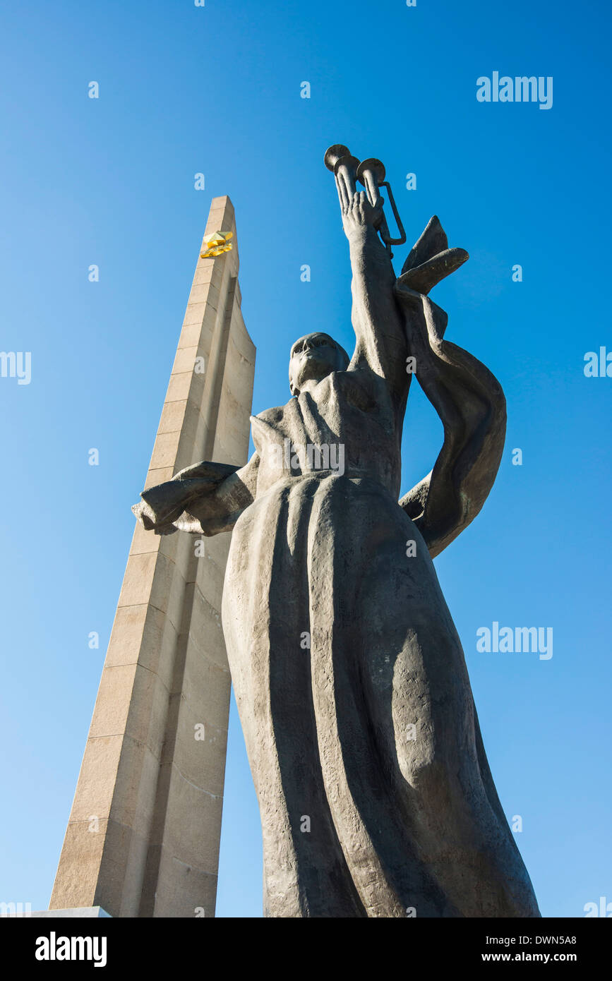 Hero statua sulla città eroe obelisco, Pieramohi Park, Minsk, Bielorussia, Europa Foto Stock