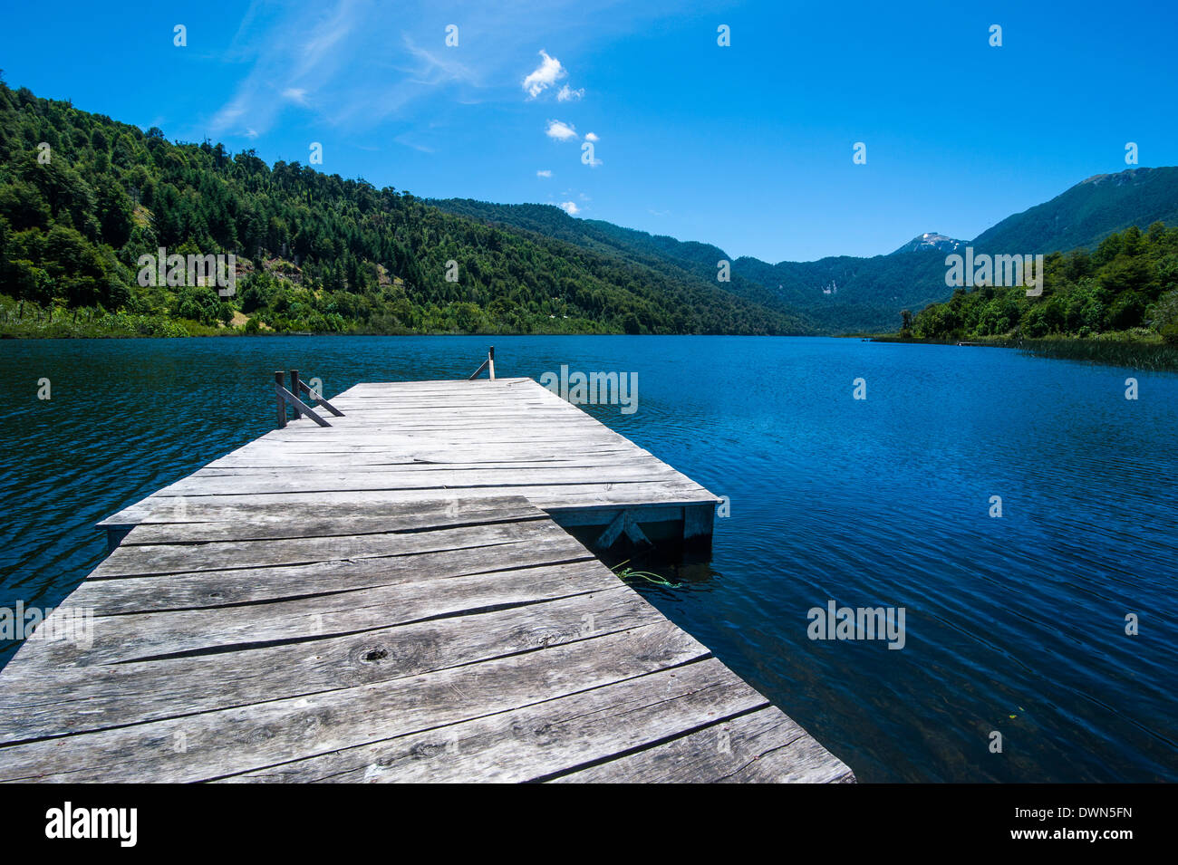 La barca di legno del molo sul Lago Tinquilco nel Huerquehue, sud del Cile Foto Stock