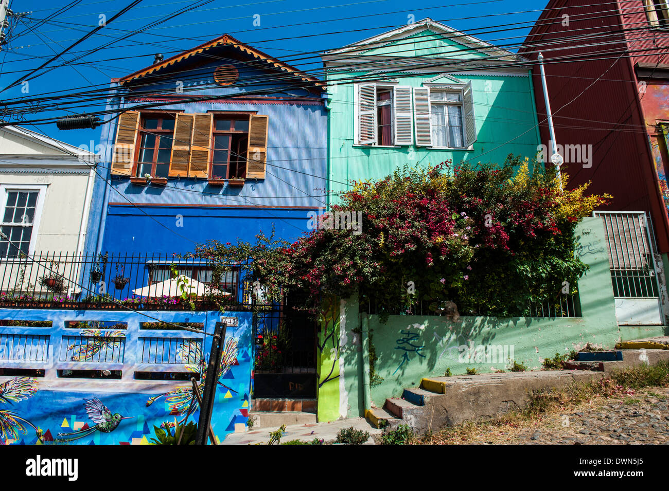 La colorata Vecchia case nel centro storico, Patrimonio Mondiale dell Unesco, Valparaiso, Cile, Sud America Foto Stock