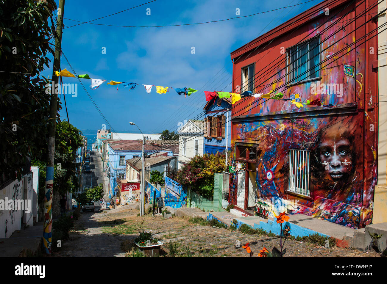 La colorata Vecchia case nel centro storico, Patrimonio Mondiale dell Unesco, Valparaiso, Cile, Sud America Foto Stock