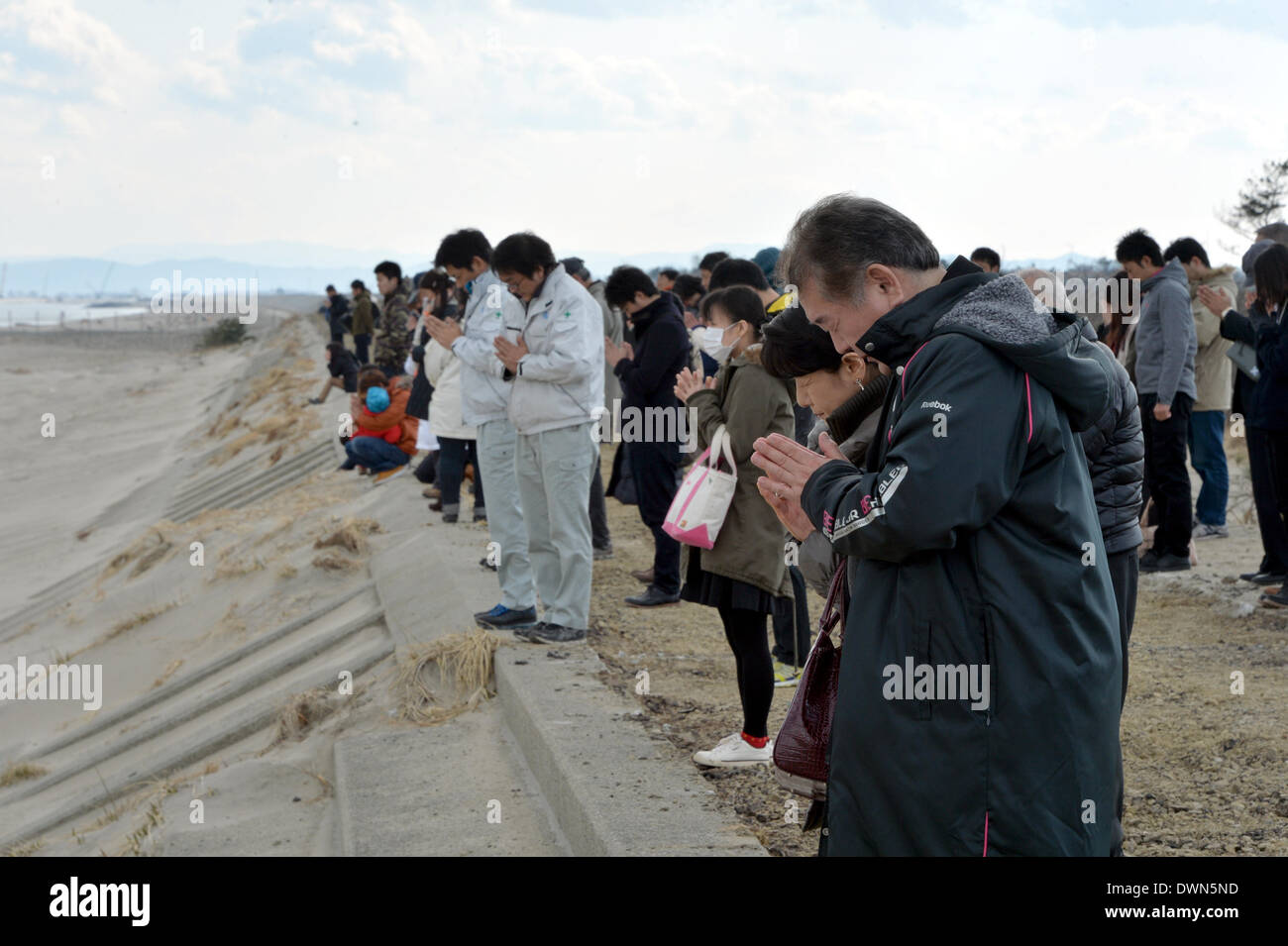 Sendai, Giappone. Undicesimo Mar, 2014. Famiglie in lutto, i parenti e gli amici a rivisitare Arahama Beach, rendere omaggio alle vittime dello tsunami a Sendai, Prefettura di Miyagi, Martedì, Marzo 11, 2014. Il Giappone ha segnato il terzo anniversario del quake-diaster dello tsunami che ha spazzato via la vita di 18.000 persone, ha distrutto le città e villaggi di pescatori lungo il paese del nord-est costa del Pacifico. Credito: Natsuki Sakai/AFLO/Alamy Live News Foto Stock