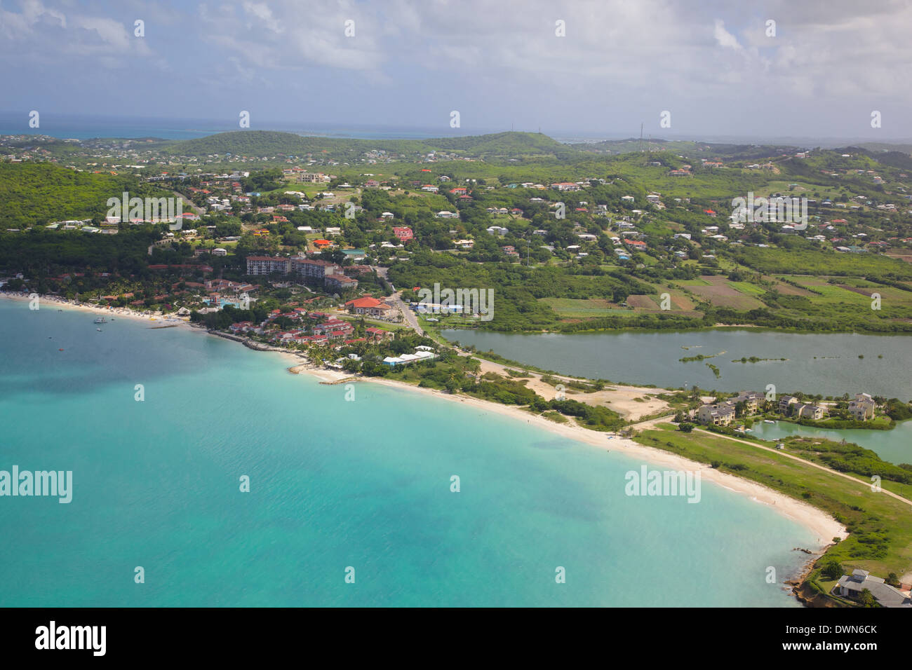 Vista di Dickinson Bay e la spiaggia, Antigua, Isole Sottovento, West Indies, dei Caraibi e America centrale Foto Stock