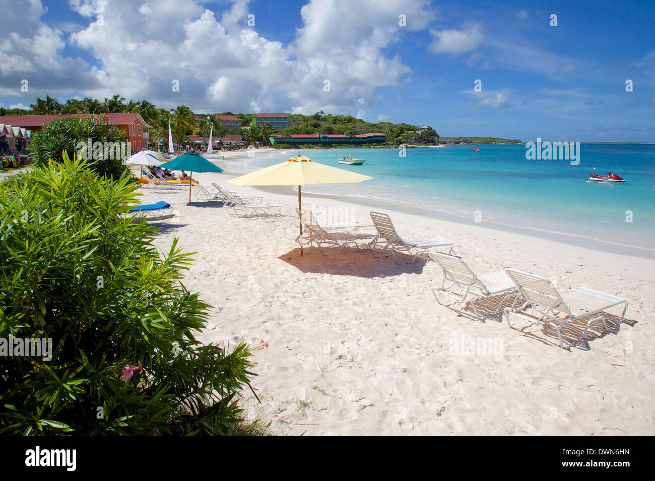 Spiaggia e ombrelloni, Long Bay, Antigua, Isole Sottovento, West Indies, dei Caraibi e America centrale Foto Stock