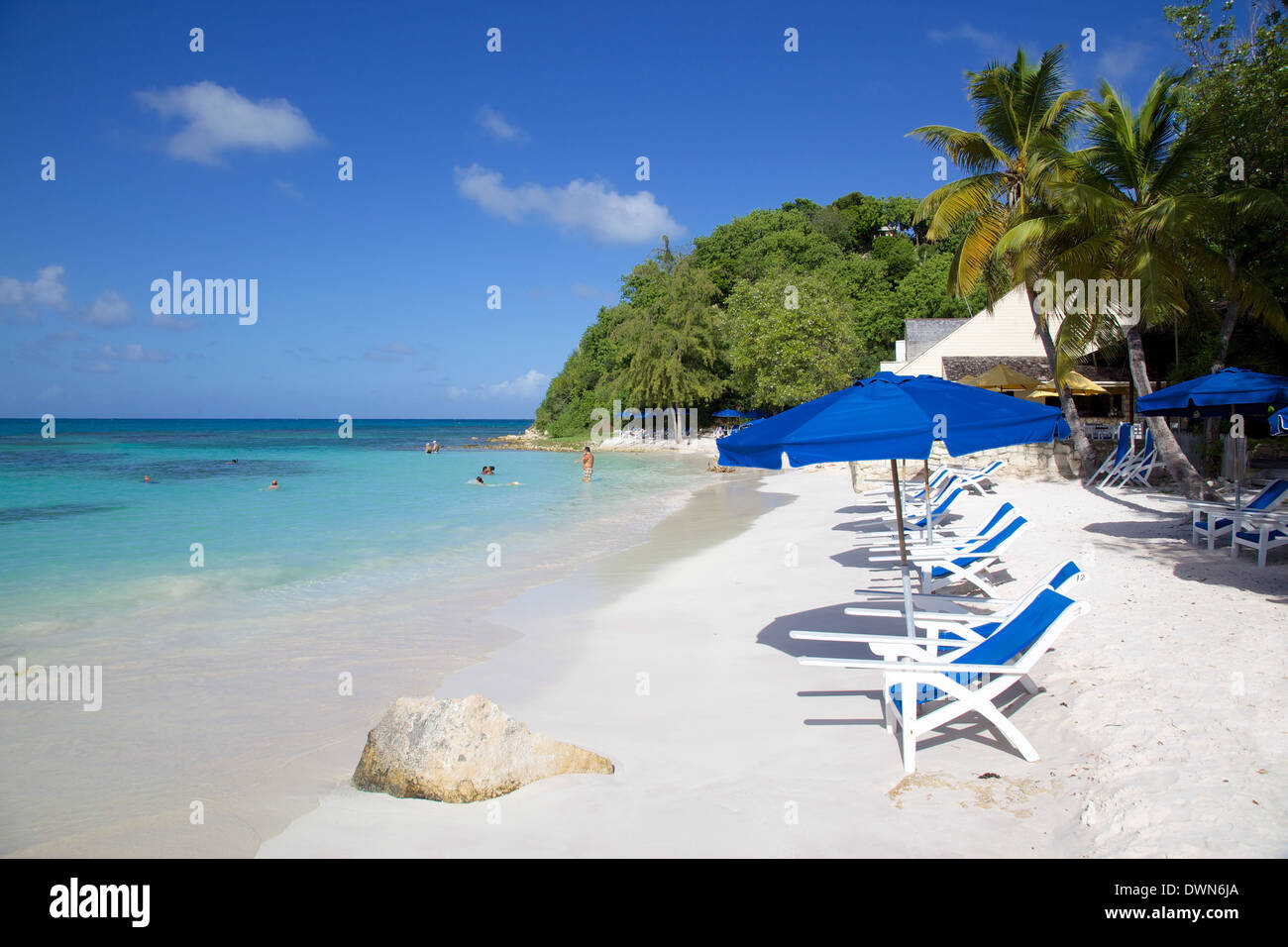 Spiaggia e ombrelloni, Long Bay, Antigua, Isole Sottovento, West Indies, dei Caraibi e America centrale Foto Stock