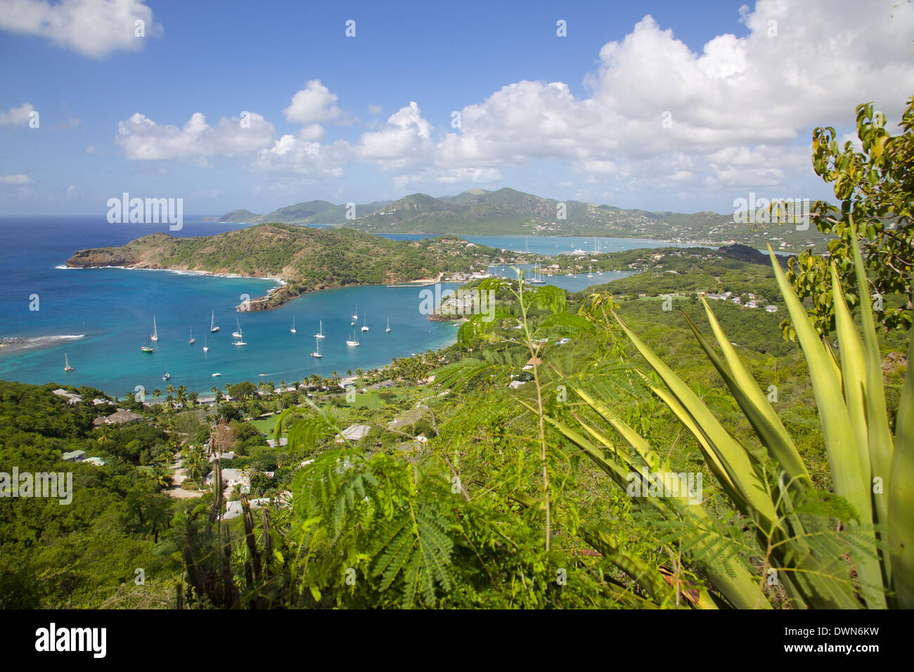 Vista del porto di inglese da Shirley Heights, Antigua, Isole Sottovento, West Indies, dei Caraibi e America centrale Foto Stock