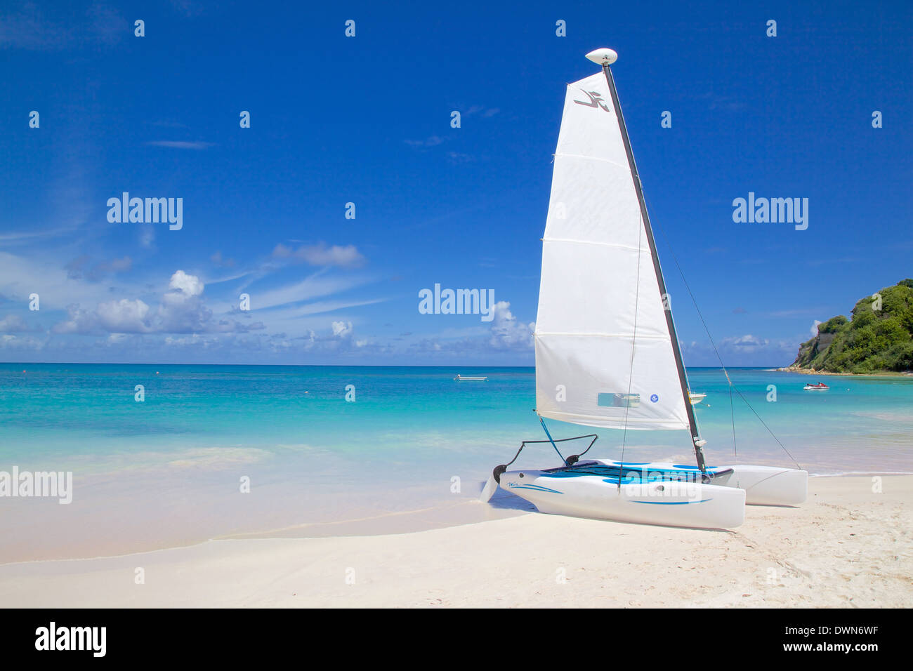 Spiaggia e Hobie cat, Long Bay, Antigua, Isole Sottovento, West Indies, dei Caraibi e America centrale Foto Stock