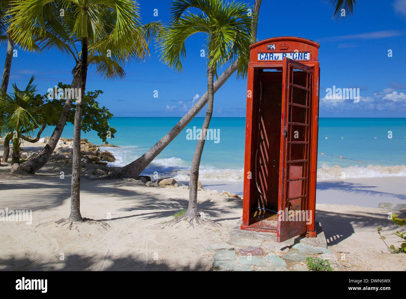 Spiaggia e telefono rosso scatola, Dickenson Bay, St. Georges, Antigua, Isole Sottovento, West Indies, dei Caraibi e America centrale Foto Stock