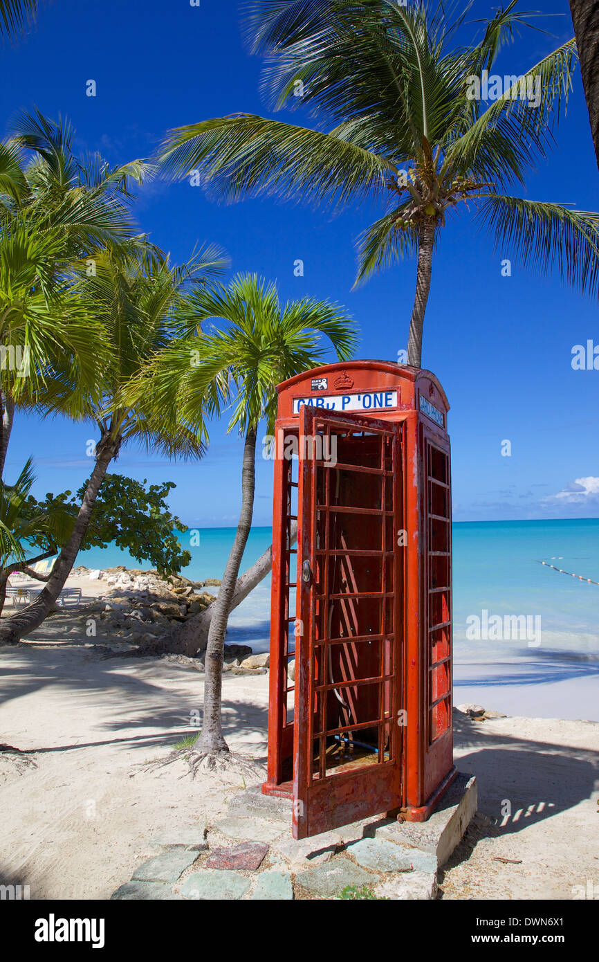 Spiaggia e telefono rosso scatola, Dickenson Bay, St. Georges, Antigua, Isole Sottovento, West Indies, dei Caraibi e America centrale Foto Stock