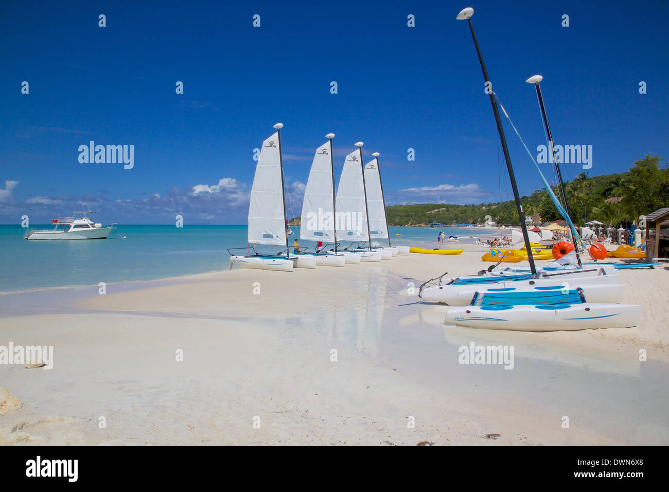 Spiaggia di Dickenson Bay, St. Georges, Antigua, Isole Sottovento, West Indies, dei Caraibi e America centrale Foto Stock