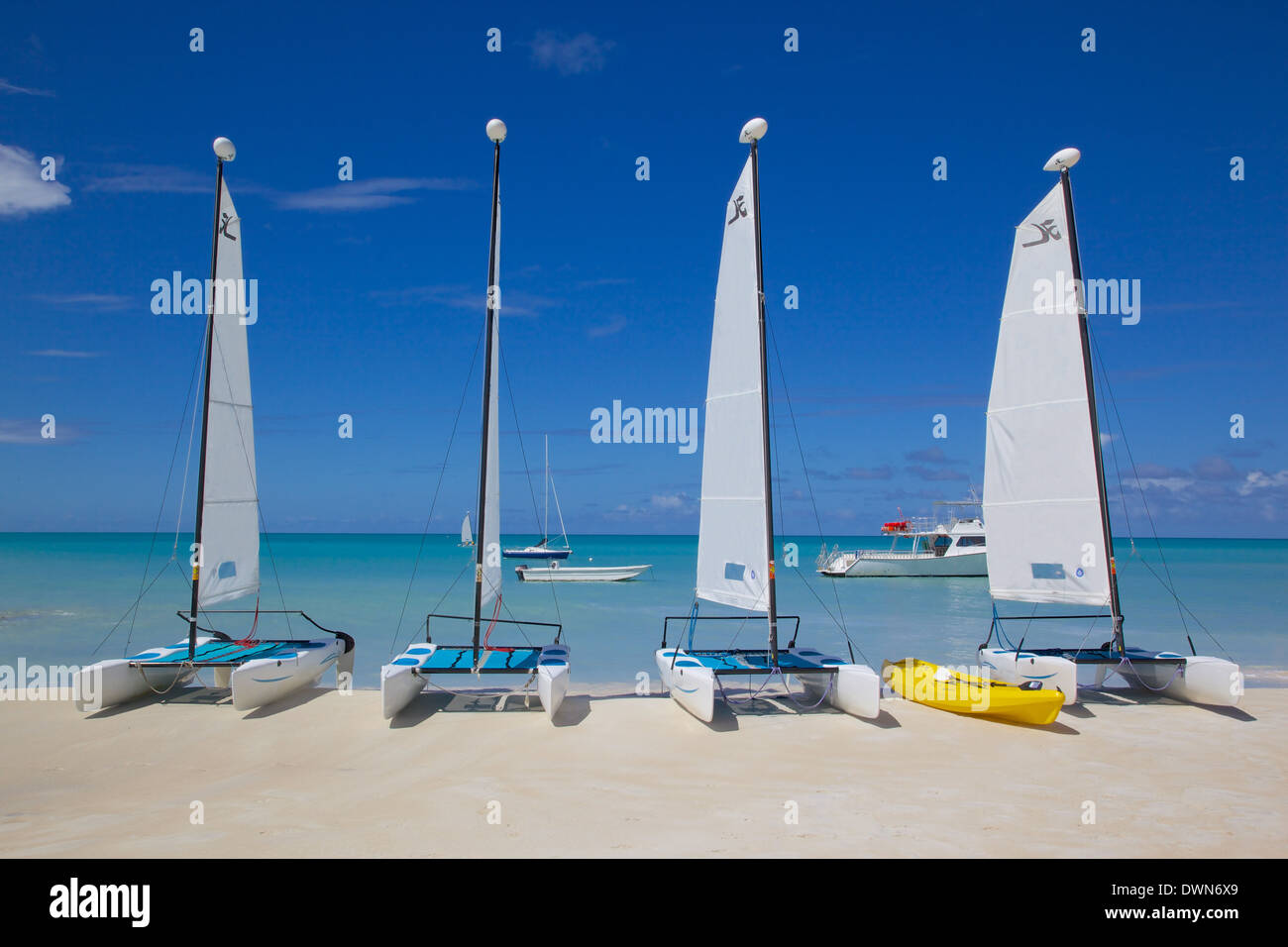 Spiaggia di Dickenson Bay, St. Georges, Antigua, Isole Sottovento, West Indies, dei Caraibi e America centrale Foto Stock