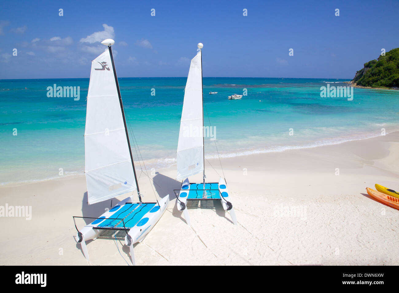Spiaggia e hobie cats, Long Bay, Antigua, Isole Sottovento, West Indies, dei Caraibi e America centrale Foto Stock